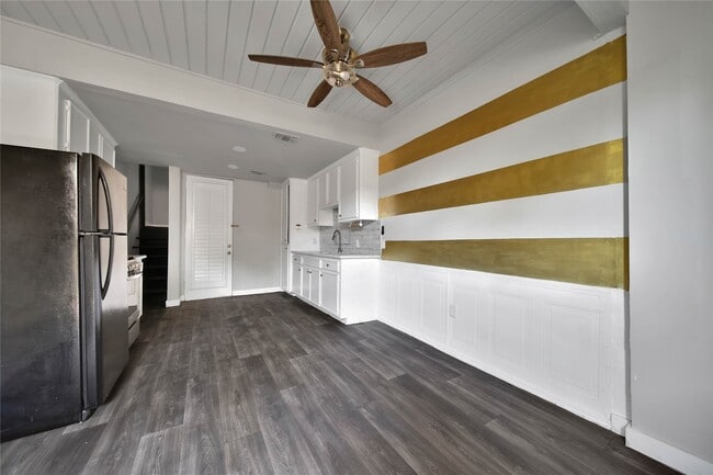 Building Photo - 28 Lakeway St