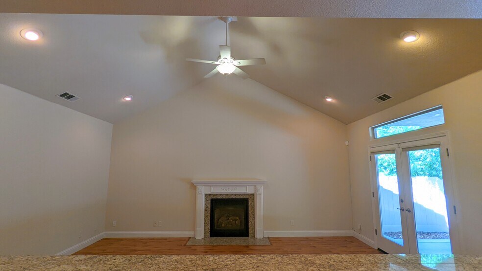 Building Photo - 1043 Diamante Robles Ct