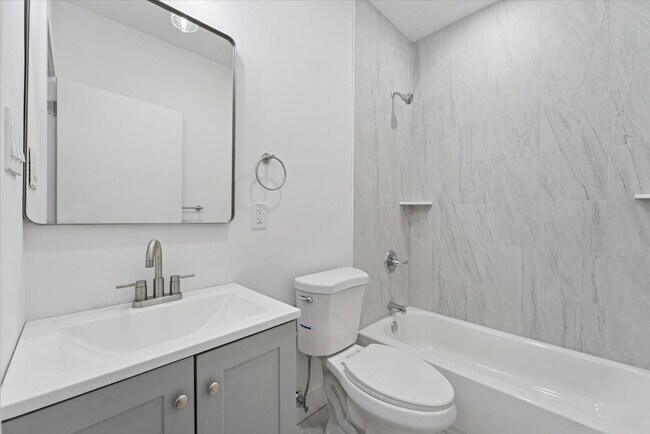 Building Photo - 812 W Roosevelt Blvd