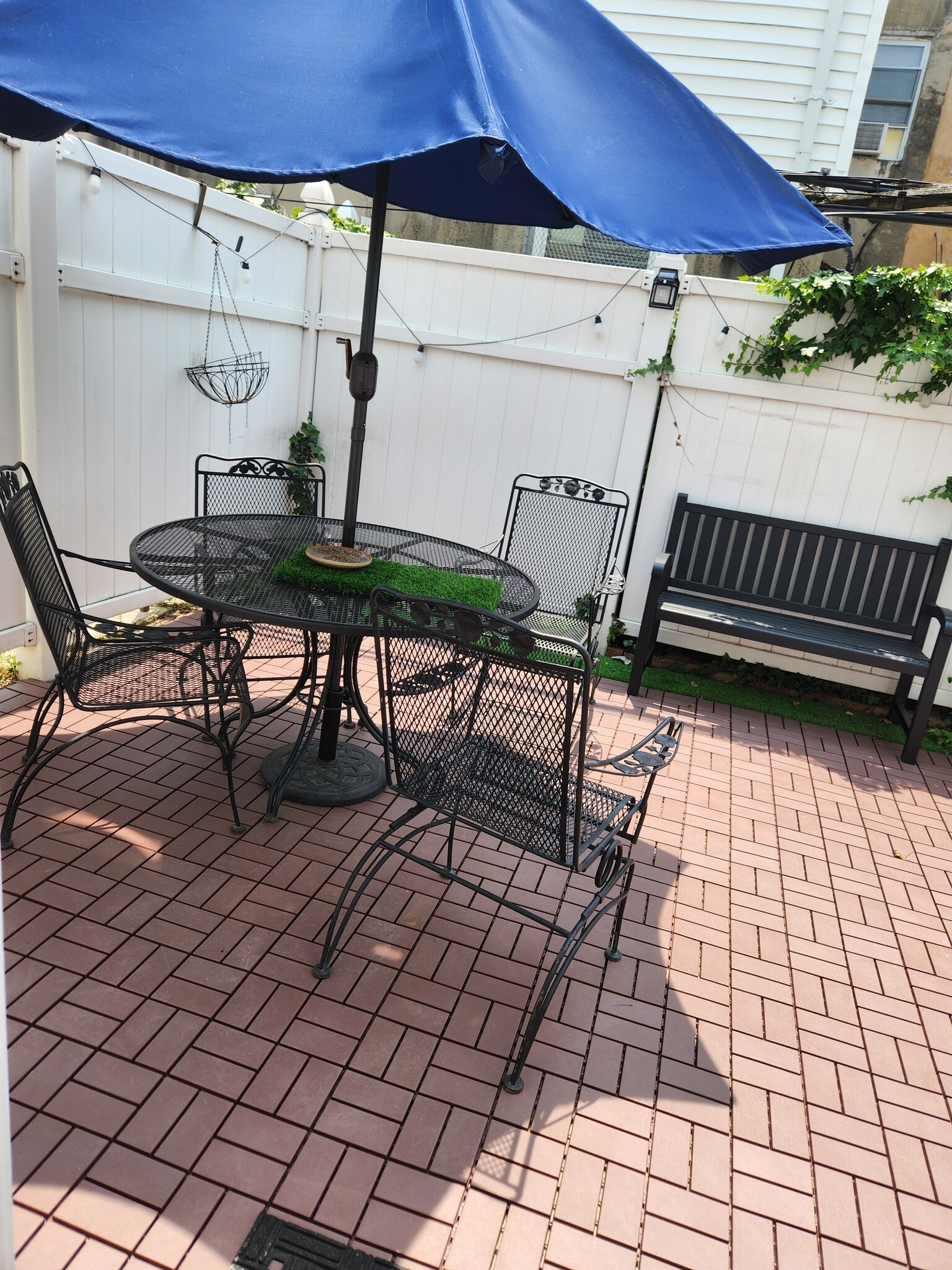 Patio Table - 604 Gerritt St