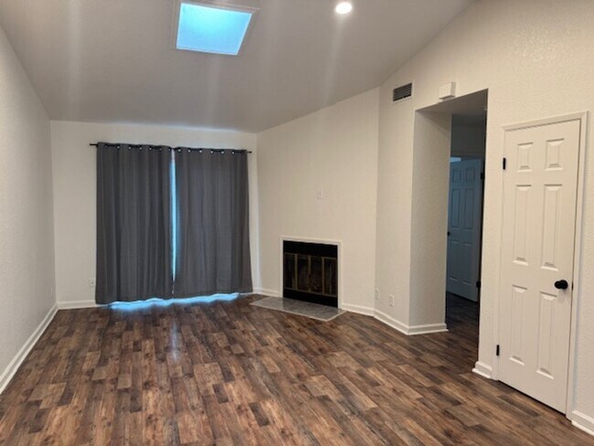 Building Photo - Duplex for Rent in Sacramento, CA