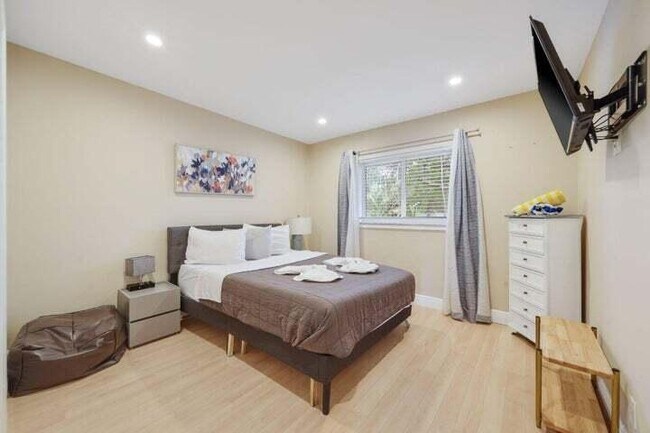 Building Photo - 513 Curlew Rd