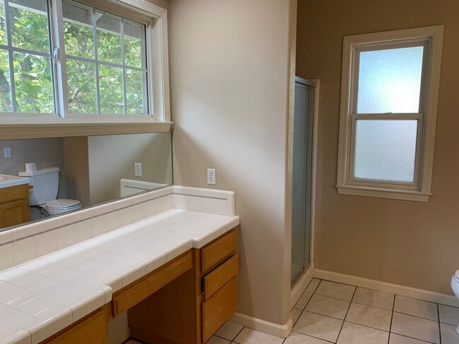Building Photo - 4 Bedroom House with Great Floor Plan Clos...