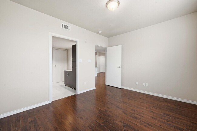 Building Photo - Beautiful Condo in Carrollton!