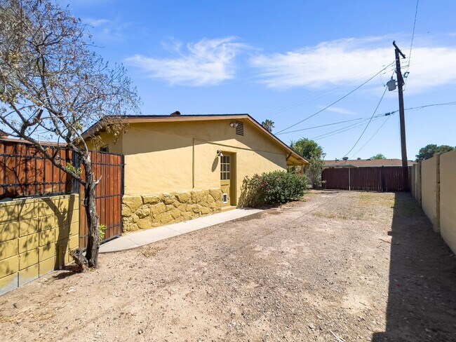 Building Photo - 1913 E El Parque Dr