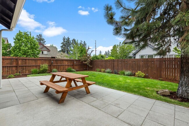 Building Photo - Beautiful SE Bend Home | Spacious Floorplan | Fenced Backyard | Near Parks & Trails