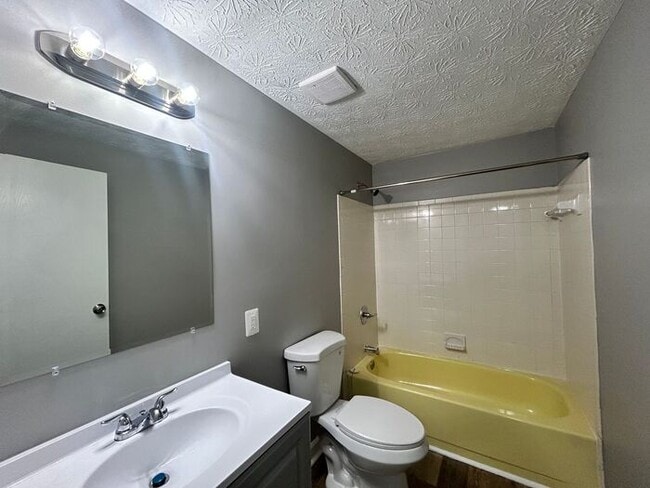 Building Photo - 3 Bedroom 2.5 Bathroom House
