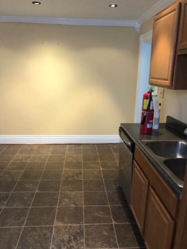 Building Photo - 553 Lilly Ave