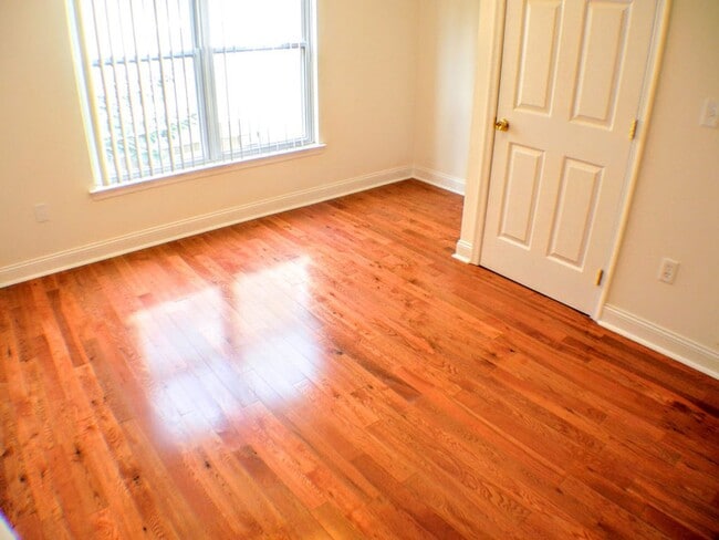 Building Photo - Graduate Hospital Home