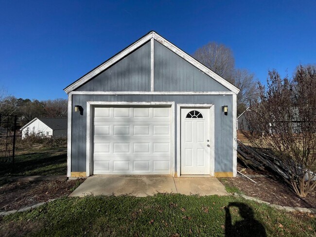 Building Photo - 2 Bedroom/2 Bath Home in Albemarle