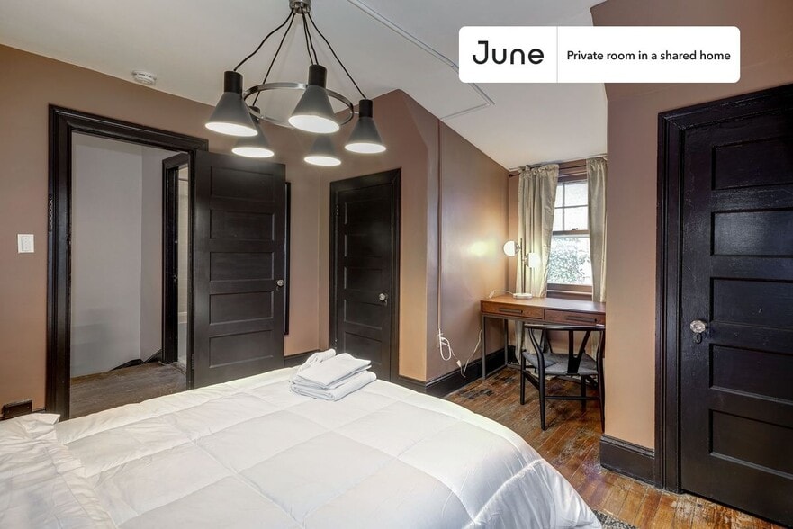 Building Photo - Room in Shared 7 bed/3.5 bath home in Woodley Park