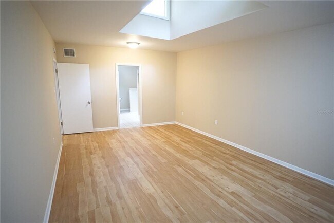 Building Photo - 1424 E Park Cir