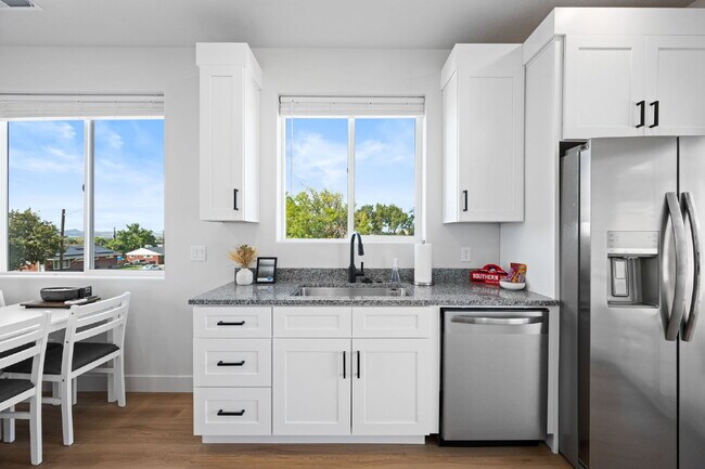 Building Photo - "Spacious & Stylish 3-Bedroom 2 bath Furnished Haven in Cedar City – Your Perfect Home Awaits!"