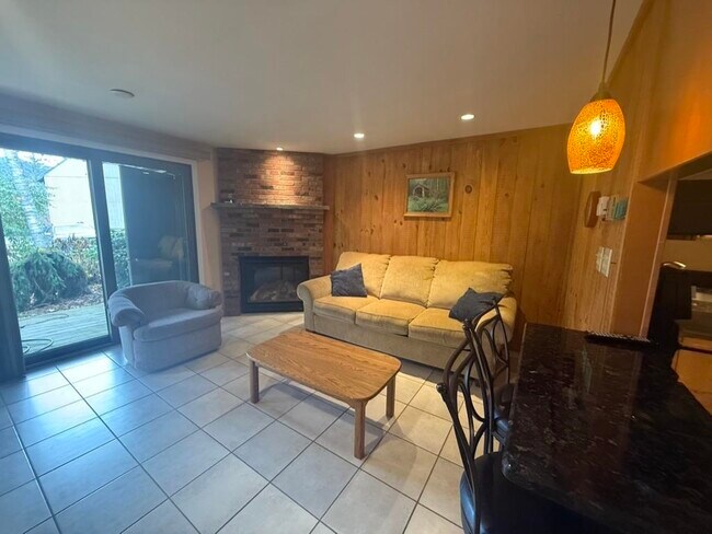 Building Photo - 6 Windsor Hill Way