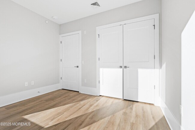 Building Photo - 218 3rd Ave