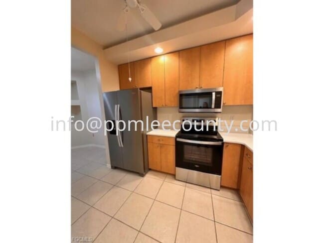 Building Photo - Fantastic totally renovated 2 bedroom 2 bath condo in Van Loon Commons.