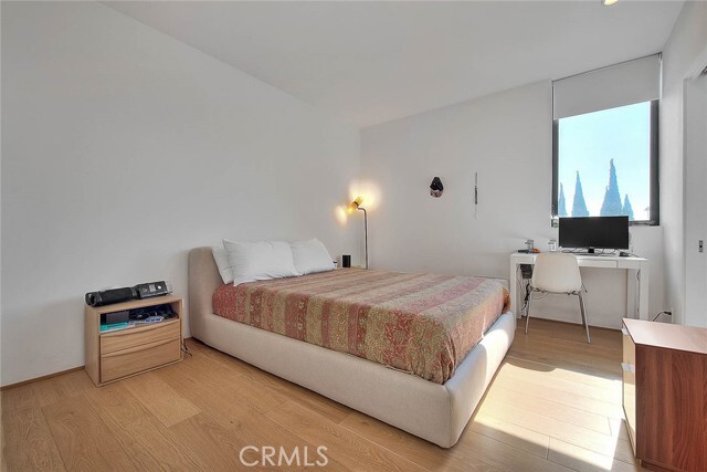 Building Photo - 1825 N Kenmore Ave