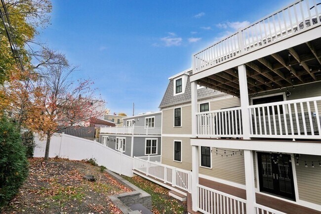 Building Photo - 213 E Eagle St