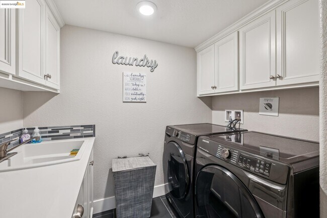 Building Photo - 6733 Skyview Dr