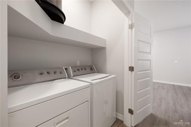 Building Photo - 18 Larkspur Ave