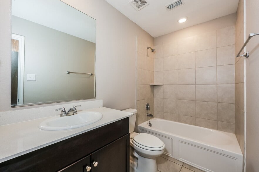 Building Photo - 1149 Crestview Dr