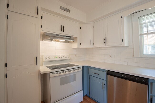 Building Photo - 2 Bed Home in the Heart of Whitefish Bay