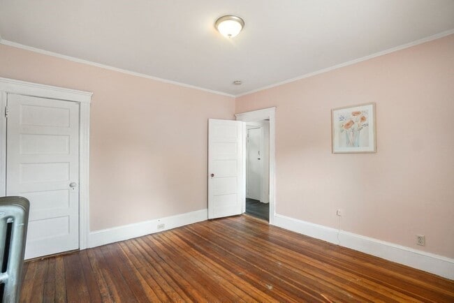 Building Photo - 318 Concord St