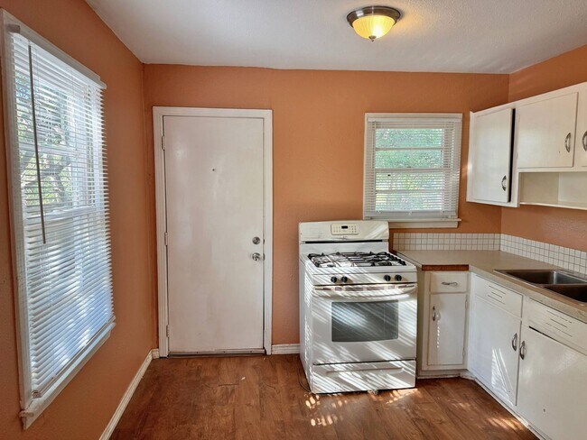 Building Photo - Affordable 2 Bed 1 Bath in Sunnyside Heights