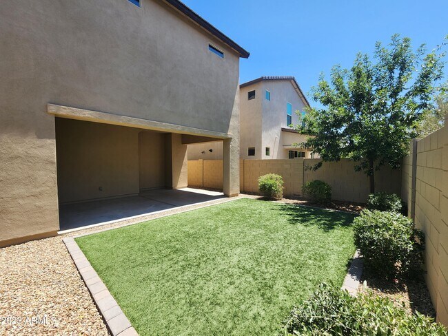 Building Photo - 6519 E Bluefield Ave