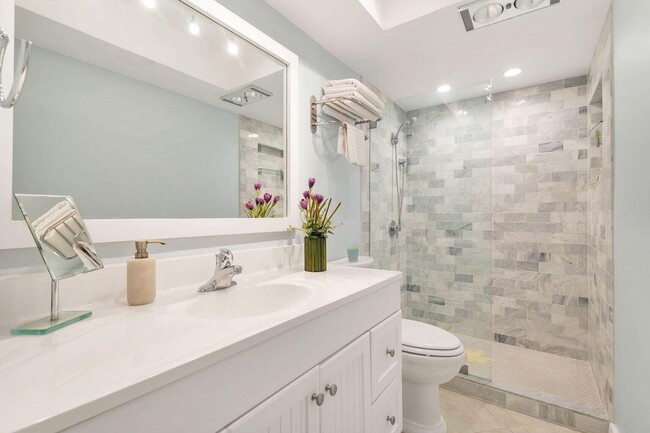 Building Photo - 907 Marina Dr