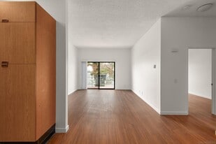 Building Photo - 8310 Regents Rd