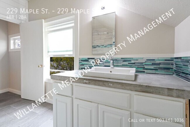 Building Photo - 229 NE Maple St