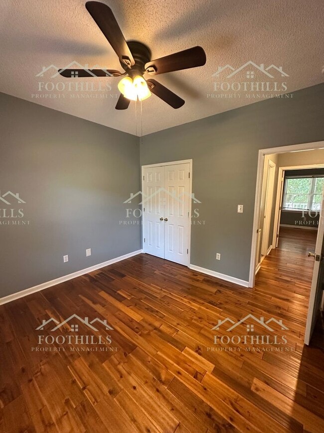 Building Photo - Stylish and Spacious 4-Bed Home with Scree...