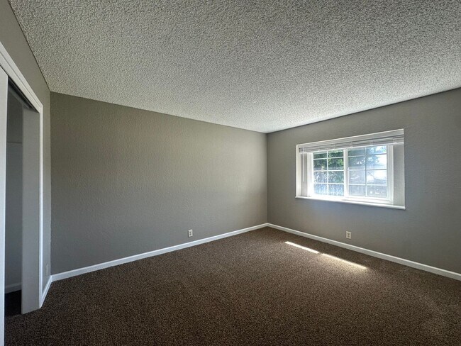 Building Photo - 1175 E Edison St