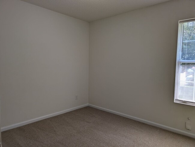 Building Photo - Move In ready Ranch style home located in ...