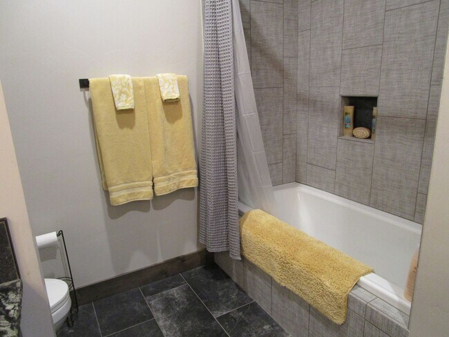 Building Photo - Delightful Monterra 2 Bed 2 Bath Condo wit...
