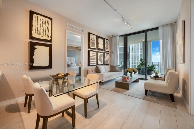 Building Photo - 2831 S Bayshore Dr