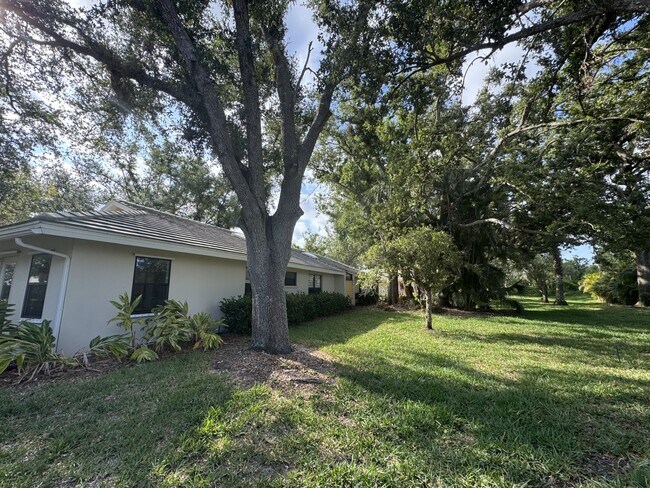 Building Photo - 263 Southampton Dr