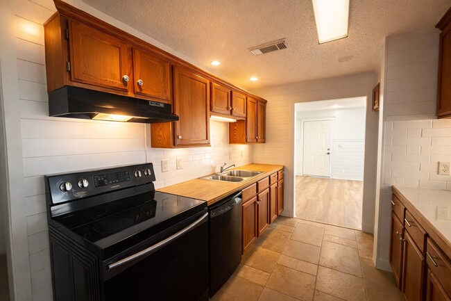 Building Photo - 7 Carol Ct