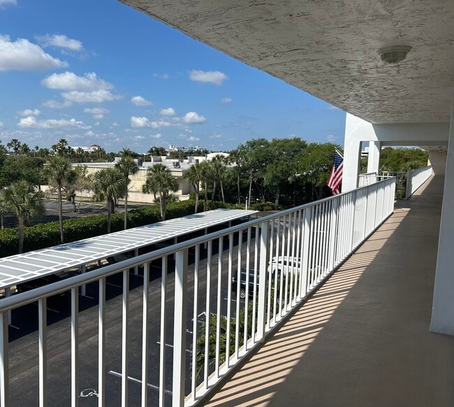 Building Photo - 300 N Hwy A1A