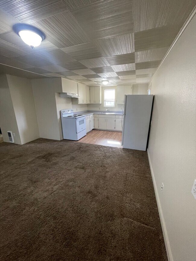 Building Photo - Do not miss this cozy 2 bedroom Lebanon Apartment!