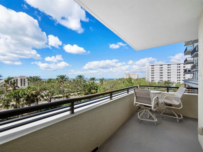 Building Photo - 800 N Tamiami Trl