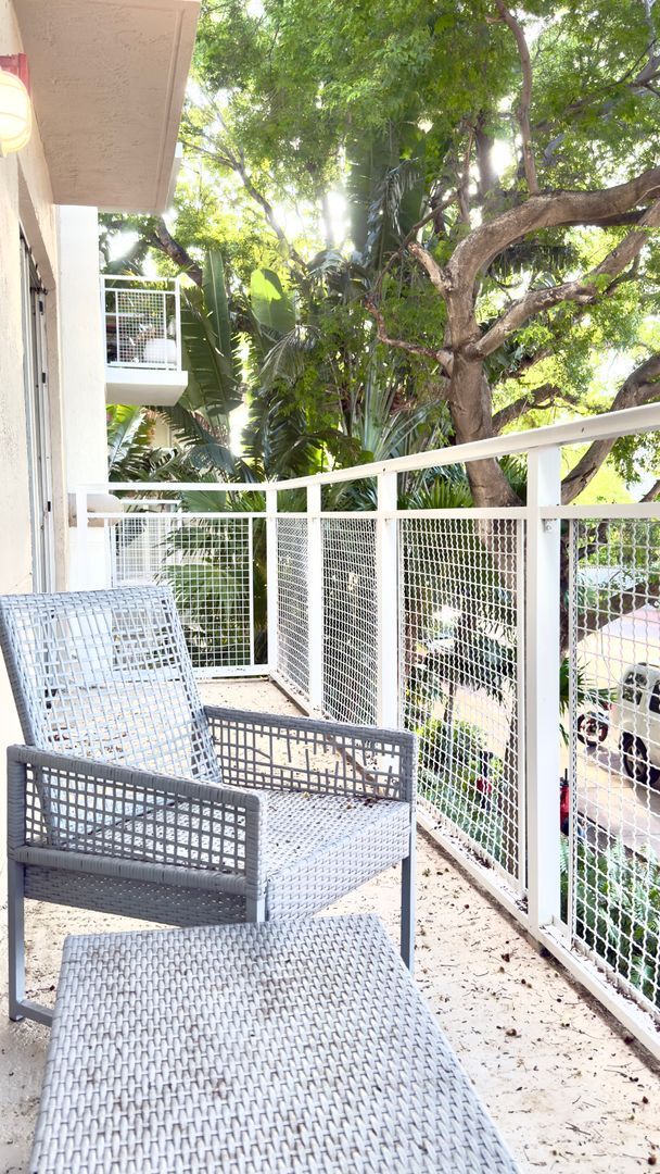 Building Photo - Beachside One Bedroom Condo with Parking a...