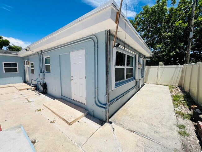 Primary Photo - 1210 S D St