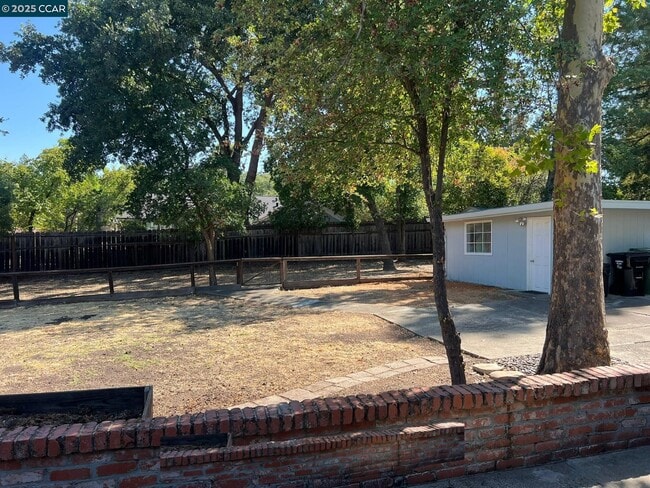 Building Photo - 760 Rosewood Dr