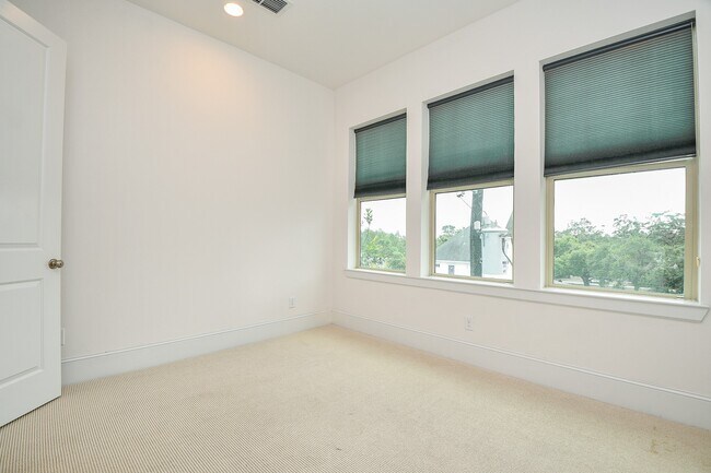 Building Photo - 818 Yale St