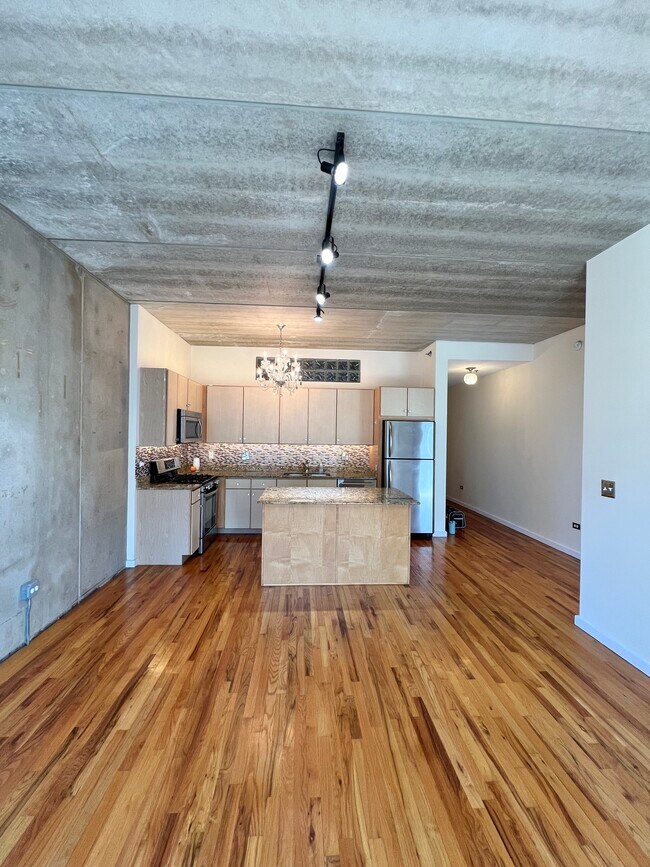 Building Photo - 630 N Franklin St