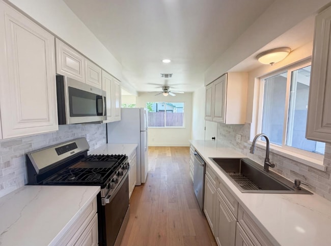 Building Photo - 1128 Hobart Dr