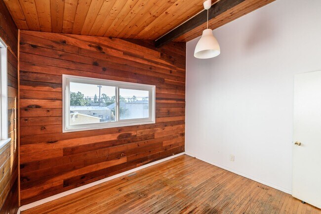 Building Photo - 1070 W Santa Ana Blvd