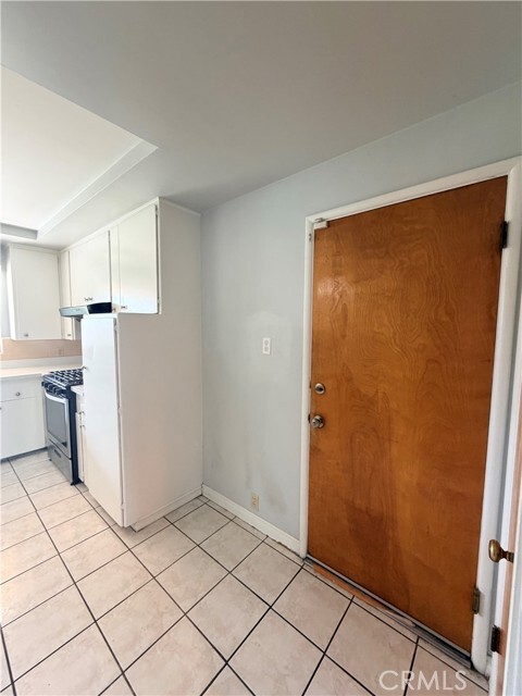 Building Photo - 323 E Holly St